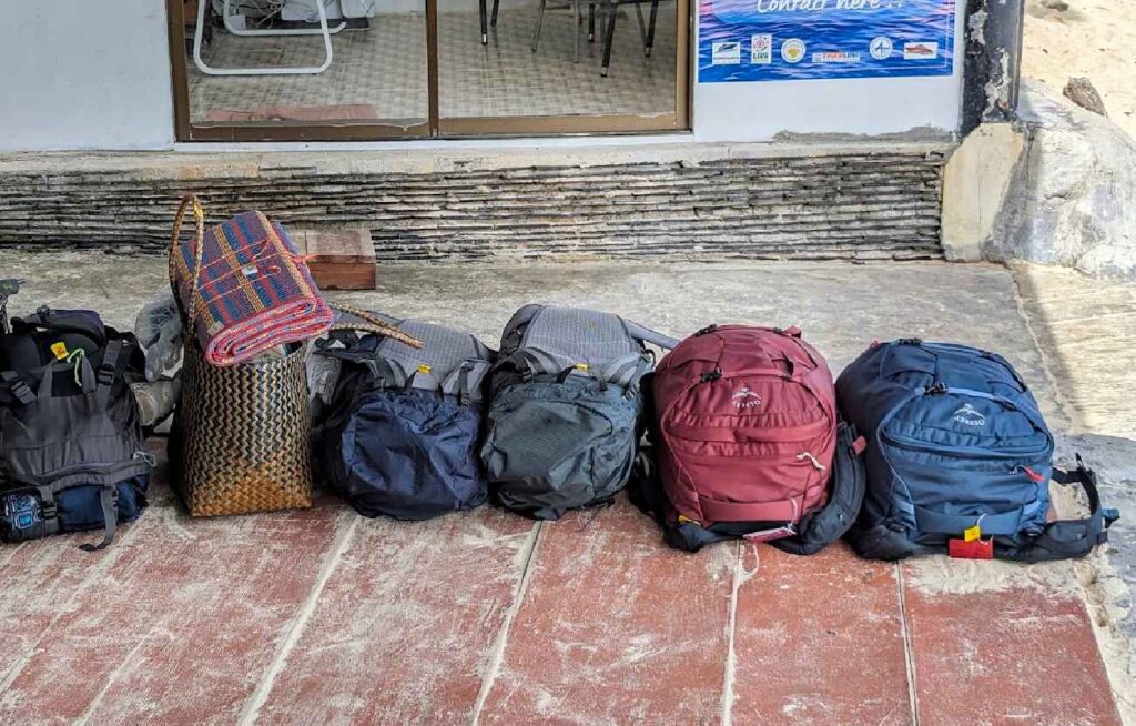 Burgunderrød Osprey sekk. Fordeler og ulemper med kun håndbagasje