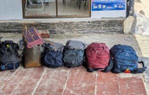 Burgunderrød Osprey sekk. Fordeler og ulemper med kun håndbagasje