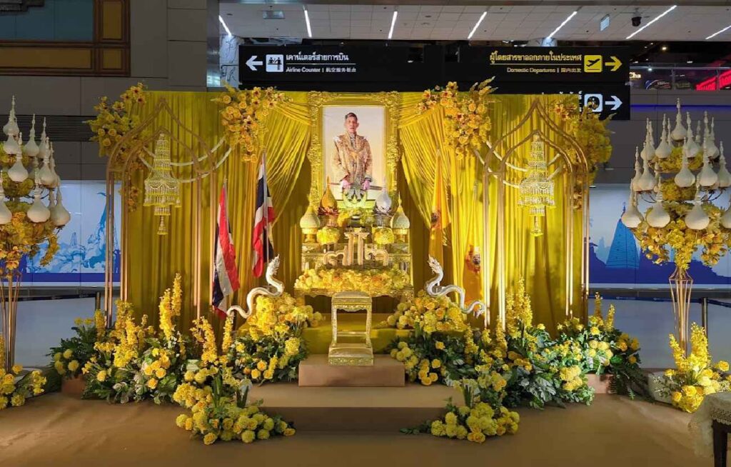 Dronning Sirikits bortgang har ført Thailand inn i en 90-dagers sørgeperiode.