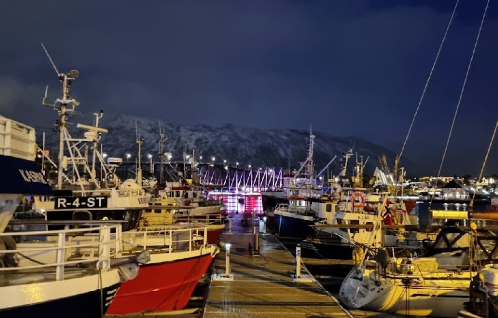 Midt mellom båtene ligger den flytende badstua Pust