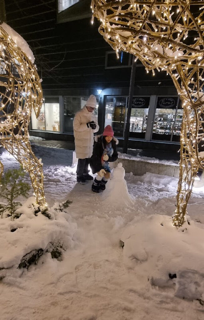 Dette er hverdagen i Tromsø akkurat nå i januar. Japanere som bygger snømann!