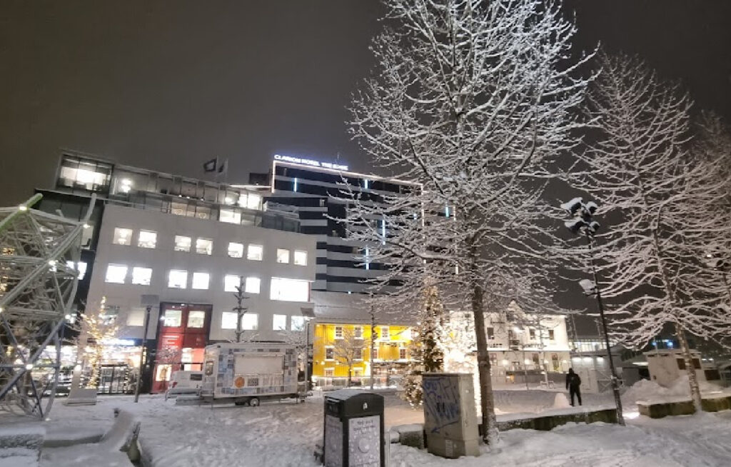 Tromsø sentrum i mørke- og vintertid