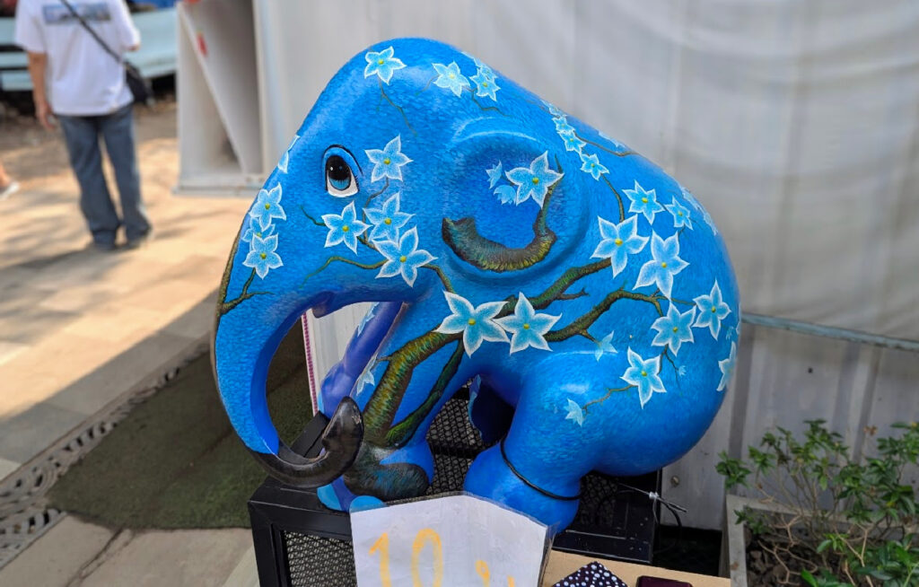 Blåmalt elefant i Bangkok, med navn Blue Cherry Elephant