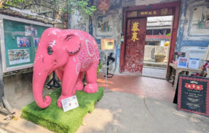 Pink Elephant foran So Heng Thai Mansion i Talat Noi