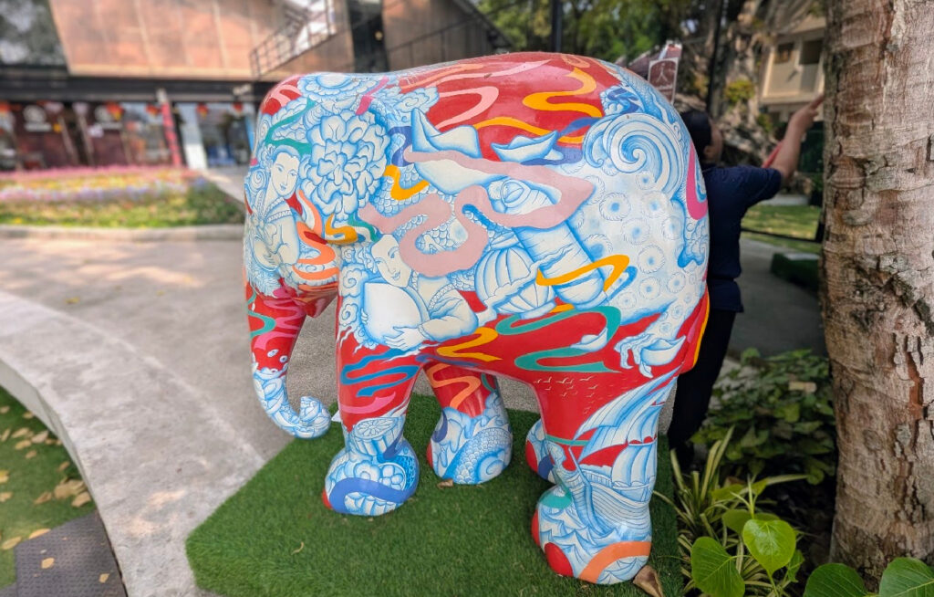 Elephanrt Parade i Bangkok, Designet er en hyllest til den lokale kulturen i Bangkoks historiske bydeler. Det kombinerer elementer fra kinesisk mytologi og tradisjonelt håndverk.