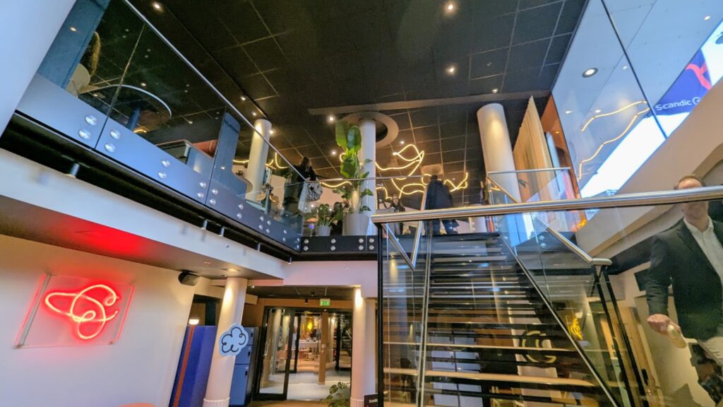 Moderne interiør og inngangsparti hos Scandic GO i Grensen, Oslo, med fokus på trappeløp og digital profilering.