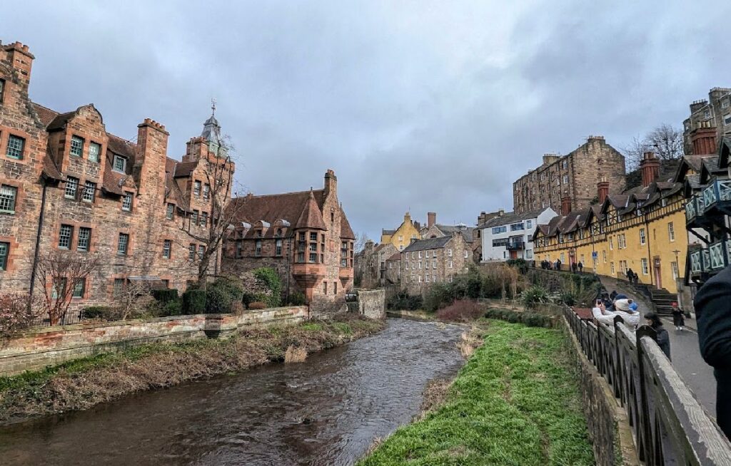 Historiske bygninger og elven Water of Leith i Dean Village, en populær severdighet i Edinburgh.