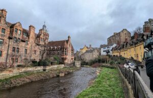 Historiske bygninger og elven Water of Leith i Dean Village, en populær severdighet i Edinburgh.