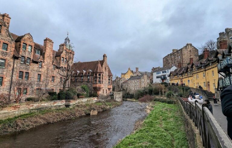 Historiske bygninger og elven Water of Leith i Dean Village, en populær severdighet i Edinburgh.