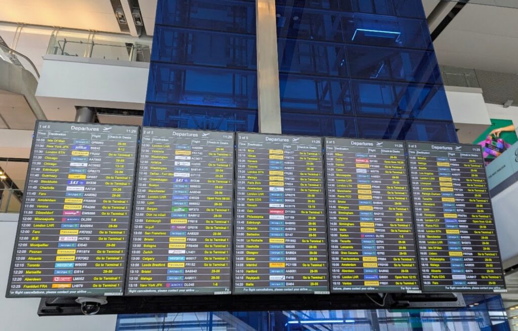 Stor digital avgangstavle på Dublin Airport som viser flyvninger til europeiske destinasjoner, relevant for endringer i 100ml-regelen.