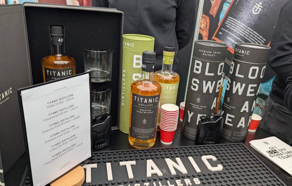 Flasker med Titanic Distillers premium irsk whiskey på en utstilling, som ble tatt med gjennom sikkerhetskontrollen uten å bryte 100ml-regelen.