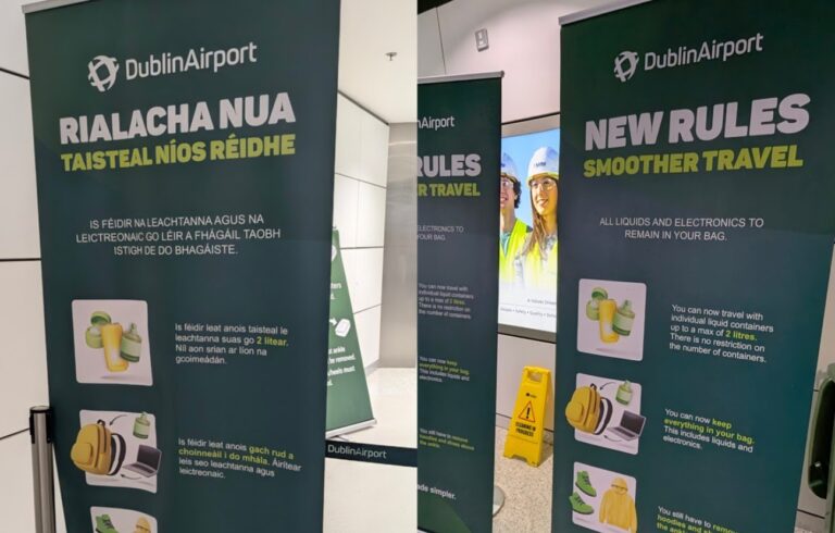 Grønne informasjonsskilte på Dublin Airport som viser nye væskeregler der 100ml-regelen er fjernet for håndbagasje.