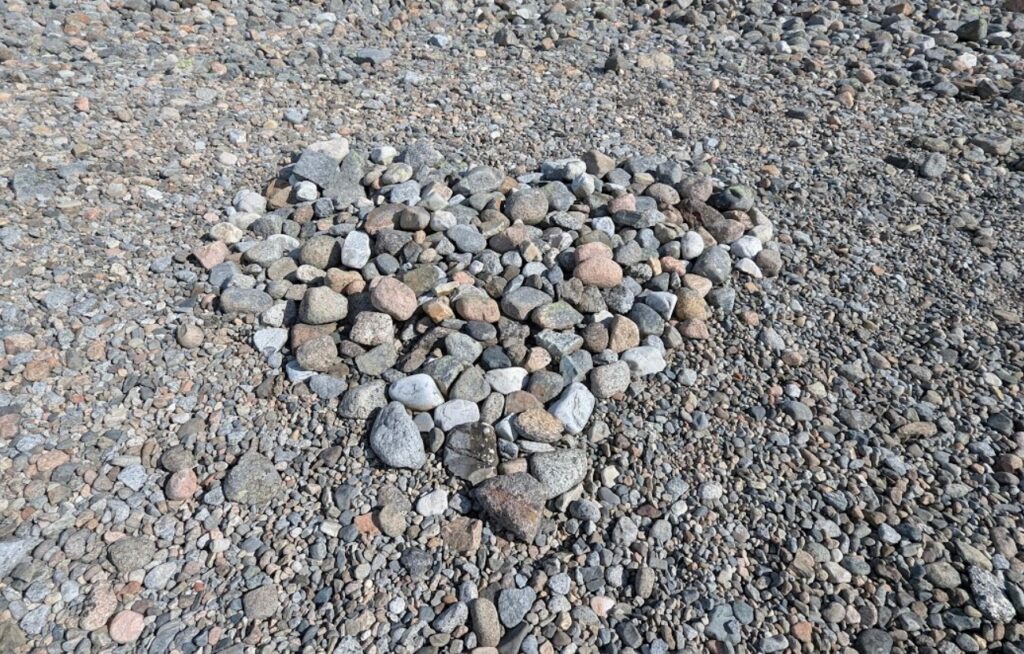 Hjerte laget av rullestein på Mølen strand ved Nevlunghavn