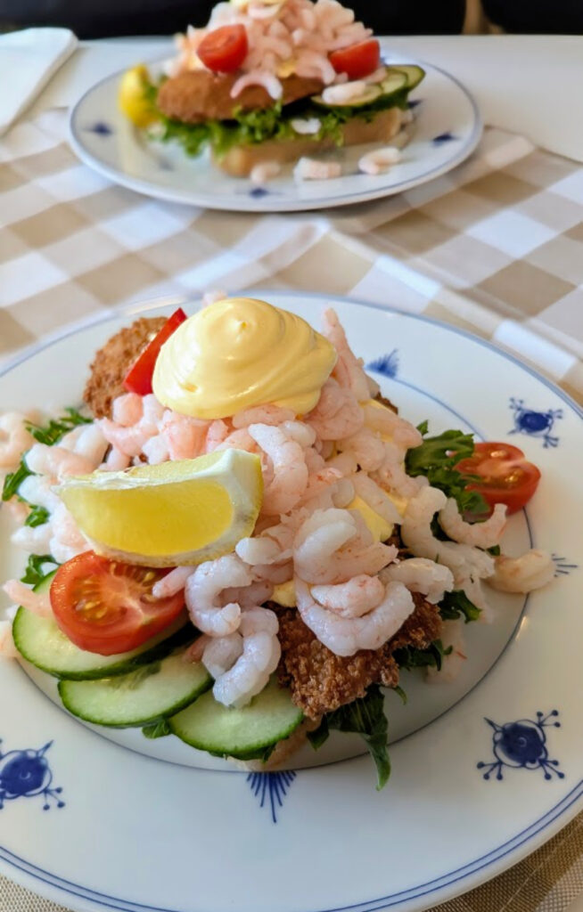 Klassisk stjerneskudd med majones, sitron og tomat servert på porselen ved Nevlunghavn